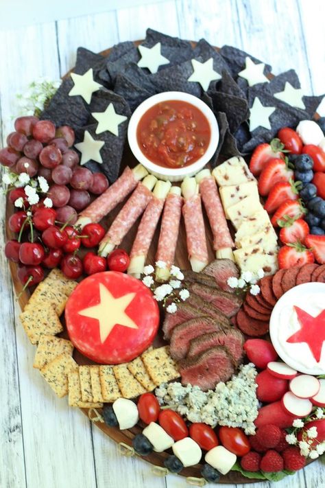 Patriotic Charcuterie Board, Sweet Boards, Snack Boards, Cheese And Fruit, July Desserts, Patriotic Food, 4th Of July Desserts, Charcuterie Inspiration, Charcuterie Platter