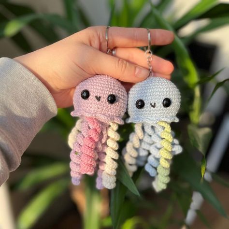 Happy jellyfish 🌊🌱 made by talented @kagibari.designs Pattern by @amigurumitoday ➡️ #freeamigurumipatterns #freecrochetpatterns #amigurumi #crocheting #handicraft Keychain Patterns, Crochet Jellyfish, Crochet Store, Crocheted Jellyfish, Crochet Fish, Crochet Keychain Pattern, Crochet Simple, Quick Crochet, Crochet Keychain