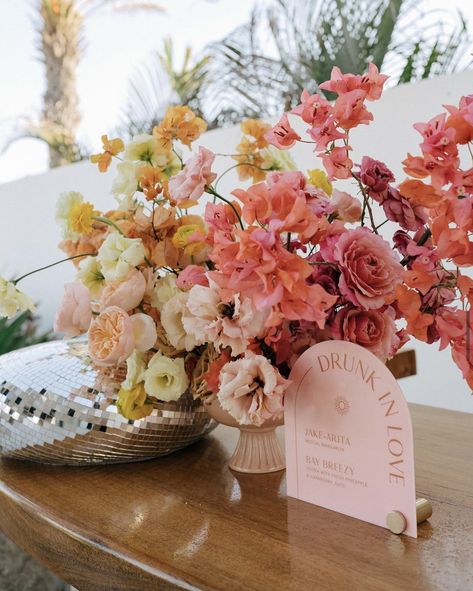 Sunset Wedding Flowers, Orange Pink Party, Orange Wedding Florals, Flower Bar Ideas, Vibrant Wedding Flowers, Pink And Orange Wedding, Good Bar, 2026 Wedding, Ombre Flowers