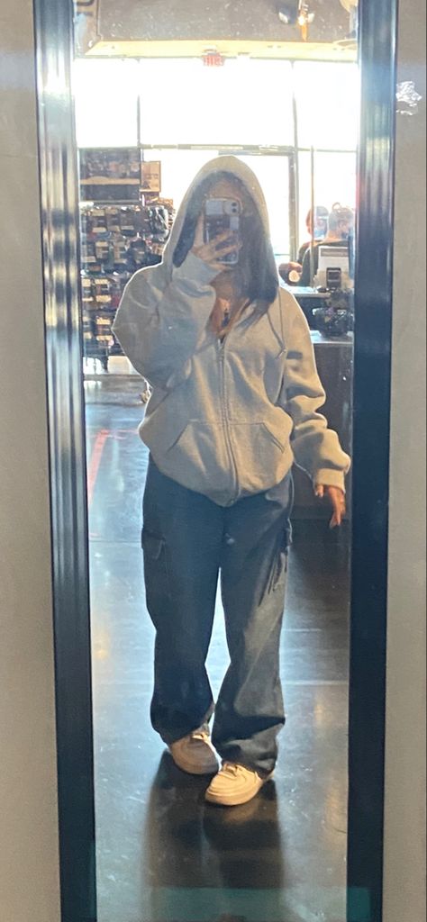 Grey Zip Up Outfits, Light Grey Zip Up Hoodie Outfit, Grey Zipup Outfit, 90s Skater Fashion Girl, Eminem Style Girl, Eminem Outfits Inspiration, Baggy Clothes Girl, White Zip Up Outfit, Baggy Girl Outfits