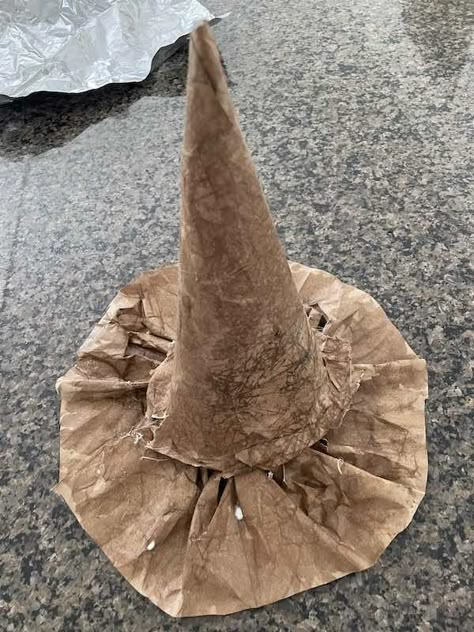 Brown Bag Crafts, Witch Hat Decor, Easy Paper Bag, Primitive Halloween Decor, I Am Home, Fall Pumpkin Crafts, Halloween Tablescape, Black Witch Hat, Halloween Paper Crafts