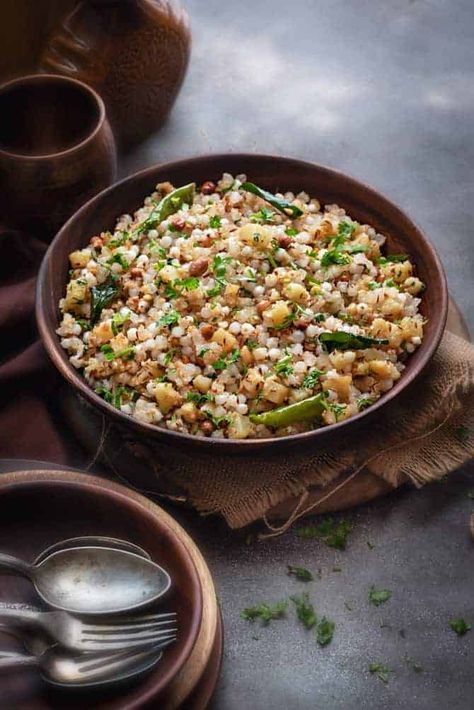 Sabudana khichdi – is an traditional Indian dish made using tapioca pearls (sago). A popular breakfast recipe that is made during Vrats and also on regular days. It is super simple, quick, gluten free, vegan and extremely delicious. #indian #glutenfree #vegan #HowToMake #recipe #Sabudana #khichdi #Tapioca #pilaf #sago Sabudana Recipes, Popular Breakfast Recipes, Khichdi Recipe, Breakfast Recipes Indian, Tapioca Pearls, Indian Breakfast, Indian Snack Recipes, Indian Food Recipes Vegetarian, Indian Cooking