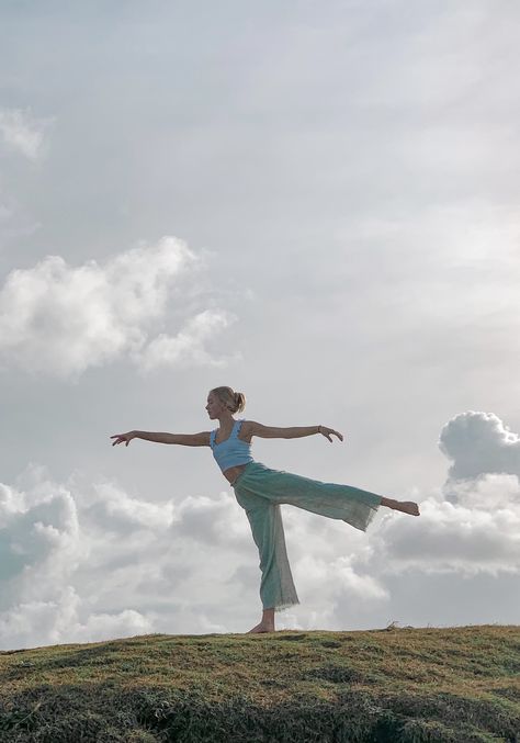 Green Dance Aesthetic, Ballet Basics, Easy Dance, Green Beach, Aesthetic Light, Dancers Outfit, Dancing Aesthetic, Partner Dance, Fall Photoshoot