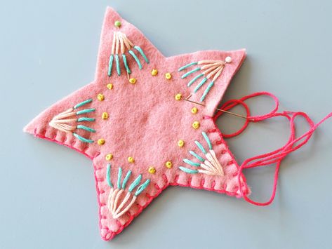 Diy Sew Ornaments, Felt Applique Pattern, Embroidered Decoration, Papier Mache Ornaments Diy, Embroidery And Felt, Special Diy Gifts, Sewing Crafts Christmas, Christmas Ornaments Felt Diy, Sew Ornaments Christmas