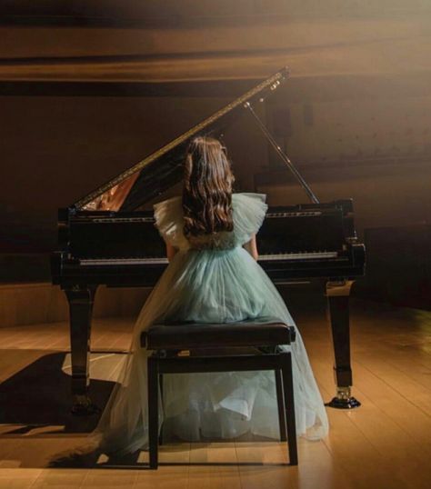 Pianist Aesthetic Girl, Girl Playing Piano Aesthetic, Pianist Photography, Symphony Aesthetic, Pianist Girl, Piano Photoshoot, Piano Photography, Piano Girl, Levitation Photography