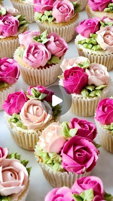 Piya on Instagram: "5 nozzles every baker should own for floral piping 🌼 🌸   #cupcakes#flowers#nozzles#pipingtips" Cupcake Floral, Piping Cupcakes, Floral Piping, Cupcakes Flores, Deco Cupcake, Cupcake Piping, Decorated Cupcakes, Cake Tips, Mallow Flower