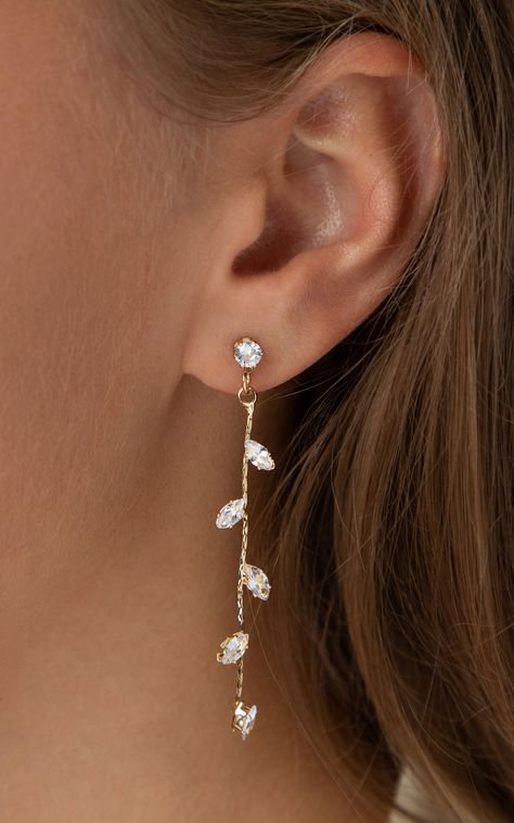 These lovely gold long leaf drop earrings feature cubic zirconia leaf shaped crystals, connected to a long chain to create these stunning earrings. These earrings have a round crystal stud at the start of the earrings. Prom Jewellery Gold, Farewell Jewellery, Pretty Gold Earrings, Gold Formal Earrings, Prom Jewelry Ideas Gold, Formal Jewelry Gold, Prom Jewelry Gold, Long Earrings Outfit, Prom Earrings Gold