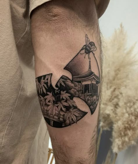 Wu-Tang scene and killa be inside a Wu Tang Logo by Cal Hanley at CW12 Studios, Congleton, Cheshire, England Wu Tang Logo Tattoo, Wu Tang Tattoo Design, Wu Tang Logo, Clan Tattoo, Wu Tang Tattoo, Trippy Tattoo Ideas, Wu Tang Clan Logo, Hip Hop Tattoo, Trippy Tattoo