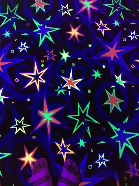 2000s Star Wallpaper, Glowwave Wallpaper, Neon Core Wallpaper, Neon Stars Aesthetic, Neon Star Wallpaper, Neon Arcade Aesthetic, Neon Stars Wallpaper, Arcade Background, Arcadecore Aesthetic