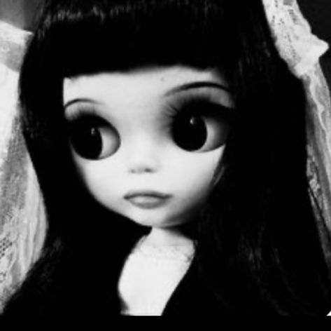 Blythe Doll Aesthetic, Gothic Profile Picture, Blythe Doll Pfp, Dark Coquette Pfp, Blythe Dolls Black Hair, Creepy Doll Aesthetic, Black Hair Pfp, Doll Pfp, Uk Icon