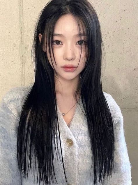 Korean fall hair color: midnight blue long sleek hair Bada Lee Hairstyle, Black Hair Korean, Fall Hair Color, Fall Hair Colors, Korean Beauty, Hair Colors, Ulzzang Girl, Fall Hair, Maquillaje De Ojos