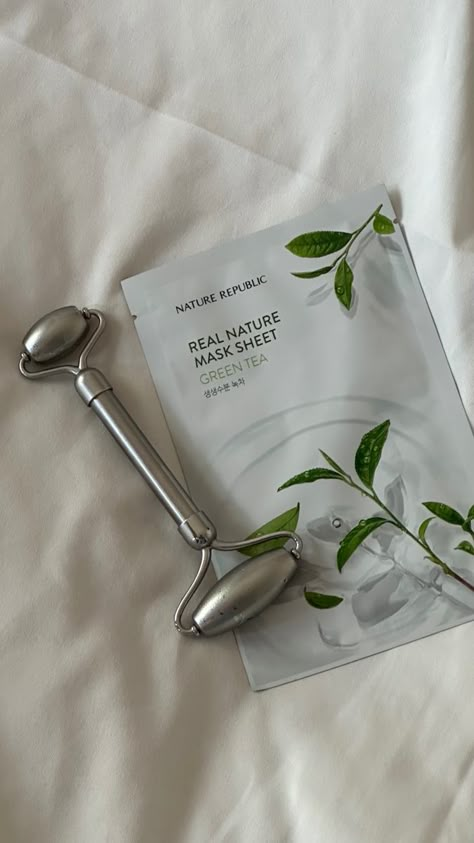 Face Mask Self Care, Face Mask Sheet Aesthetic, Sheet Mask Photography, Face Mask Pictures, Sheet Mask Aesthetic, Face Masks Aesthetic, Morning Routine Skincare, Aesthetic Face Mask, Story Editing