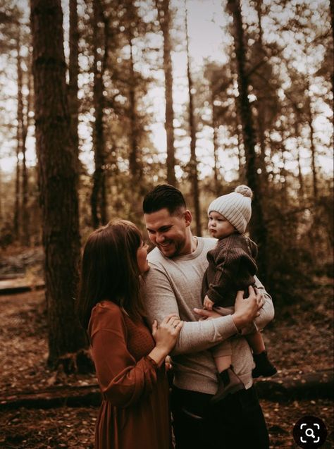 Woodland Photoshoot, Nature Shoot, Fall Photoshoot Family, Winter Family Photoshoot, Fall Family Outfits, Autumn Family Photography, Winter Family Photos, Family Photos With Baby, Family Photoshoot Poses