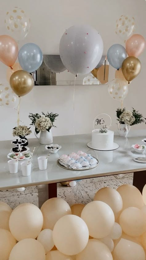 tharodrigues on Instagram: Aurora ou Benjamim!🤍 Chá revelação bem nossa cara! Clean e minimalista. Decor feita por nós mesmos! Gostaram? ✨ #charevelacao #gravidinha… Minimalist Gender Reveal Decor, Simple Gender Reveal Decor, Baby Shower Simple Decorations, Simple Gender Reveal, Auntie Baby, Idee Babyshower, Gender Party, Gender Reveal Decorations