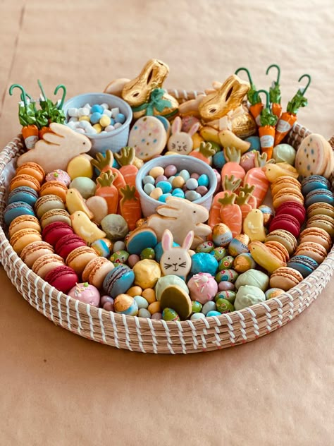 Easter Food Platter Ideas, Easter Dessert Platter, Easter Dessert Charcuterie Board Ideas, Easter Food Board, Easter 2023 Decor, Easter Dessert Charcuterie Board, Easter Platter Ideas, Easter Goodies For Kids, Easter Dessert Board