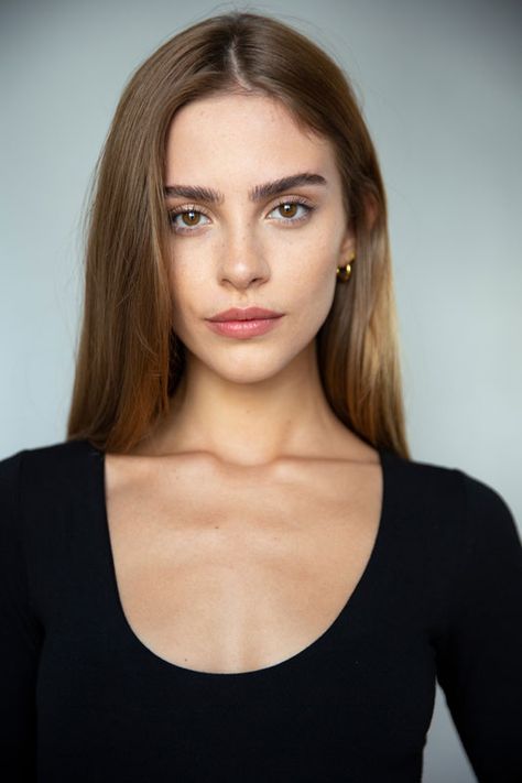 Long Face Celebrities, Full Body Headshots, Model Brown Hair, Unique Headshots, Celebrity Headshots, Hair Color For Brown Eyes, Acting Headshots, Brunette Actresses, Bridget Satterlee