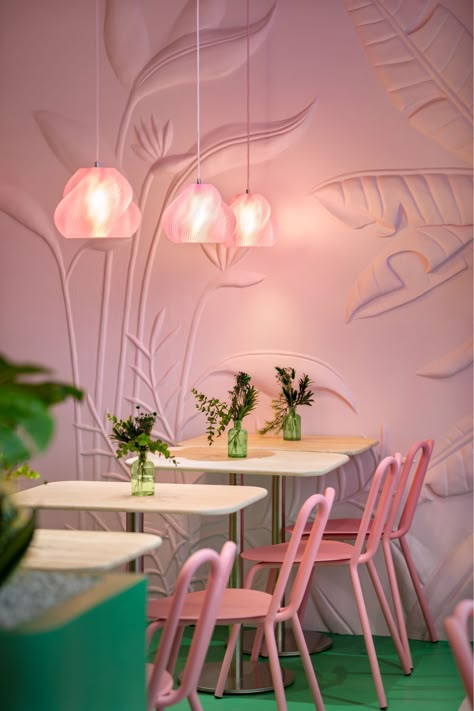 Bon Bouquet café by design studio Between the Walls. Bright colorful pink and green space with dynamic lightning by expolight. A lot of interesting solution used: bas-relief, plants, micro cement. Latin Restaurant, Barcelona House, Micro Cement, Restaurant Designs, Cafe Business, Pink Cafe, Cafe Branding, Couch Design, Restaurant Ideas