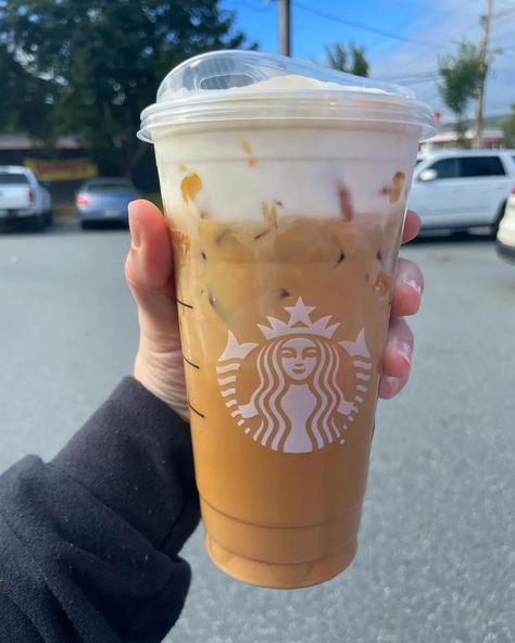 Caramel Latte Starbucks, Starbucks Iced Drinks, Dairy Free Starbucks, Low Calorie Starbucks, Starbucks Vanilla Latte, Caramel Delights, Starbucks Vanilla, Coffee Recipes Starbucks, Starbucks Caramel