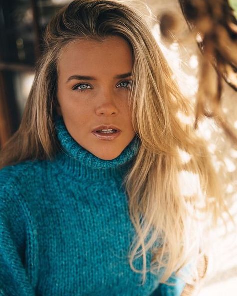 Teal And Orange, Turtleneck Outfit, Woman Sweater, Turtleneck Sweaters, Female Character Inspiration, Ladies Turtleneck Sweaters, Womens Sweaters, Winter Beauty, Thick Sweaters