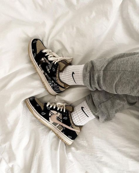 Travis Scott Sb Dunks Outfit, Nike Sb Dunks Travis Scott, Sb Dunk Outfit, Sb Dunk Low Outfit, Travis Scott Sb Dunks, Travis Scott Sb, Sb Outfits, Travis Scott Shoes, Nike Travis Scott