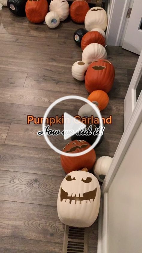 Fall Porch Decor Garland, Halloween Pumpkin Garland Diy, Halloween Pumpkins Front Porch, Pumpkin Bucket Archway, Halloween Doorway Decor, Fall Halloween Garland, Jack O Lantern Garland Diy, Halloween Garland Doorway, Jack O Lantern Front Porch