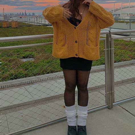 Legwarms Outfit, Yellow Cropped Sweater Outfit, Yellow Cardigan Aesthetic, Mustard Fall Outfits, Mustard Yellow Fall Outfits, Outfits W Leg Warmers, Mustard Yellow Outfit Aesthetic, Yellow Outfit Inspo Aesthetic, Hufflepuff Clothes Aesthetic