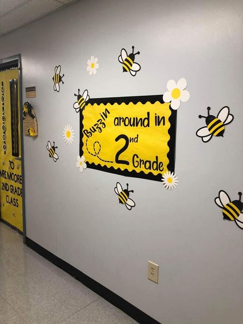 Library Bee Theme, Bumble Bee Door Decorations Classroom, Bees Bulletin Board Ideas, Classroom Bee Theme, Bumble Bee Bulletin Board, Busy Bee Classroom Theme, Bee Hive Classroom Theme, Bee Theme Classroom Ideas, Bee Bulletin Board Ideas