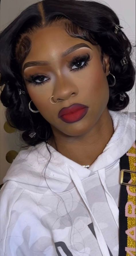 Natural Glam Makeup With Red Lips, Neutral Makeup Red Lips Black Woman, Natural Makeup Look With Red Lipstick Black Women, Black Eye Prom Makeup, Eyeshadow Ideas Black Women, Natural Beat Red Lip, Makeup Red Lipstick Black Women, Rep Lip Makeup Looks, Face Beats Black Women