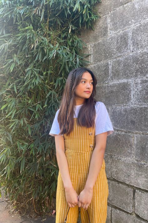 outfit ideas, spring, summer, nature, aesthetic, candid, instagram, poses, ideas, filipino, inspo, yellow jumpsuit, white shirt, hairstyles, converse Hairstyles For Jumpsuits Outfit, Candid Pose Ideas, Summer Nature Aesthetic, Filipino Shirt, Outfit Ideas Spring, Yellow Jumpsuit, Jumpsuit White, Pose References, Shirt Hair