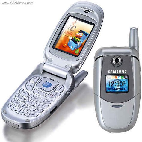 "Oh, the picture quality on your phone is not up to par? WIWYA, we had camera phones but couldn't even send picture texts!" | 18 "When I Was Your Age" Stories For Your Future Kids Flip Phone 2000s, 2000s Phone, Flip Phone Aesthetic, Old Cell Phones, Retro Gadgets, Feature Phone, Flip Phone, Old Phone, Flip Phones