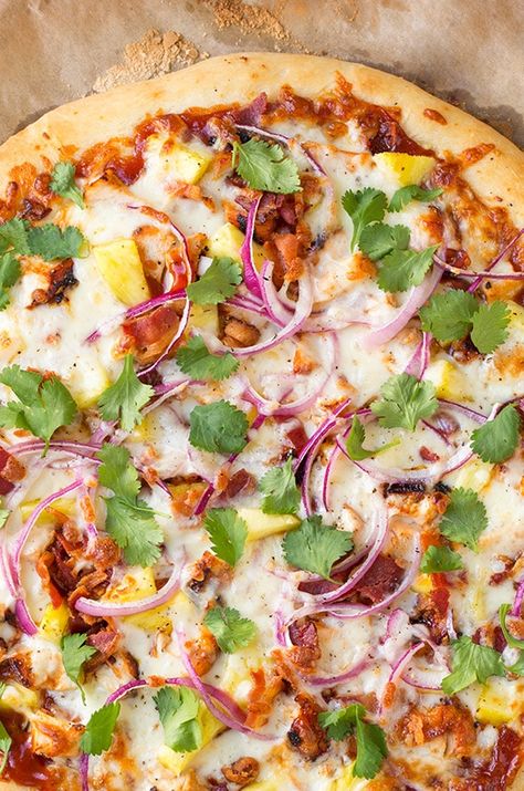 Hawaiian Bbq Chicken, Bbq Chicken Pizza Recipe, Creative Pizza, Chicken Pizza Recipes, Hawaiian Bbq, Calzone Pizza, Bbq Chicken Pizza, Pizza Recipes Homemade, Chicken Pizza