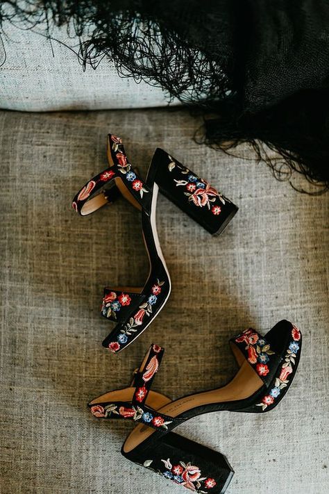 black velvet platform sandals with block heels and colorful floral embroidery all over for a boho festival wedding Outfit Mexicano, Quinceanera Shoes, Boho Wedding Shoes, Edgy Bridal, Boda Mexicana, Estilo Hippie, Fort Worth Wedding, Crochet Bracelet, Mexican Style