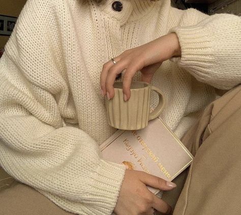 Beige Aesthetic, Autumn Vibes, Light Academia, Autumn Aesthetic, Book Photography, Book Aesthetic, Photo Inspo, My Aesthetic, Photo Ideas