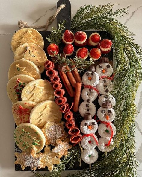 Christmas Breakfast Grazing Board, Christmas Morning Breakfast Charcuterie, Christmas Morning Breakfast Charcuterie Board, Holiday Brunch Decor, Christmas Breakfast Platter, Christmas Morning Breakfast Board, Christmas Breakfast Charcuterie Board Ideas, Christmas Morning Charcuterie Board, Christmas Brunch Charcuterie Board