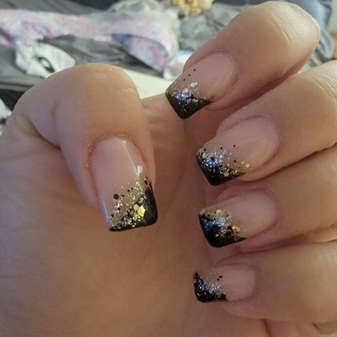 New years nails with black and gold Black Gold Dip Nails, Black Gold Christmas Nails, Black And Gold Sns Nails, Black And Gold Nails Short Square, Short Black And Gold Nails Ideas, Black Gold Ombre Nails, Champagne And Black Nails, Black And Gold Holiday Nails, Gold And Black Acrylic Nails