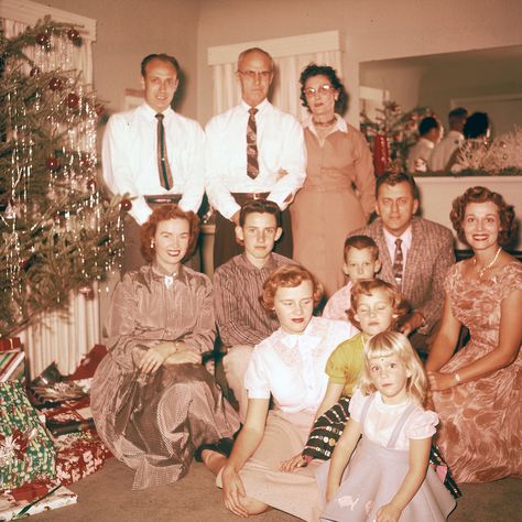 Vintage Christmas---back when we used to get all "gussied up" . Christmas Family Photo Ideas, Christmas Pictures Vintage, Christmas Photograph, Vintage Christmas Photos, Family Photo Ideas, Ghost Of Christmas Past, Family Christmas Pictures, Mid Century Christmas, Christmas Family Photos