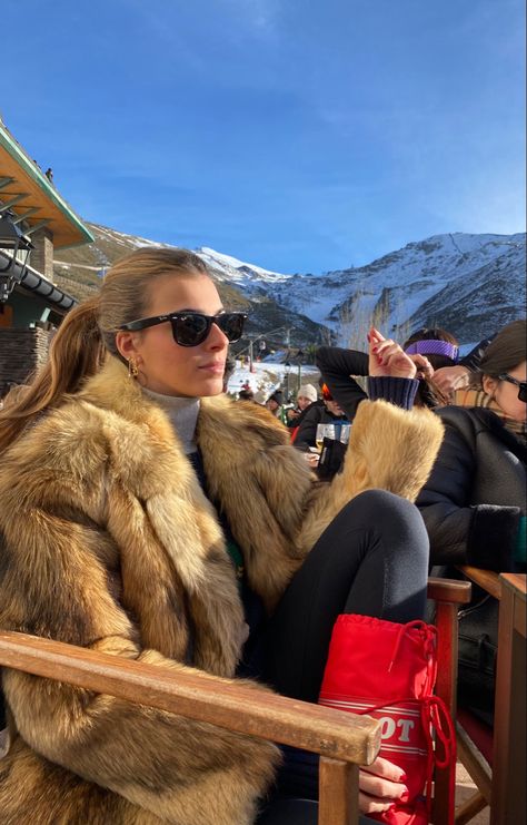 Winter Outfits Aesthetic Snow, Apres Ski Outfits For Women, Ski Party Outfit, Apres Ski Party Outfit, Apres Ski Aesthetic, Women Ski Outfit, Ski Outfit Aesthetic, Aspen Outfit Winter, Mode Au Ski