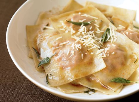 15 Cozy Pasta Recipes Perfect for Weight Loss This Fall — Eat This Not That Squash Ravioli, Vegetarian Pasta Dishes, Pumpkin Ravioli, Butternut Squash Ravioli, Brown Butter Sauce, Ravioli Recipe, Pasta Fatta In Casa, Wonton Wrappers, Vegetarian Pasta