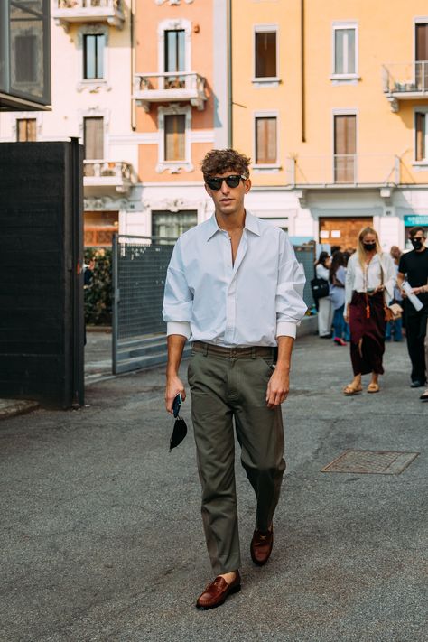 The Best Street Style at Milan Fashion Week Spring 2022 | Vogue Milan Outfit Ideas, Gentleman Style Summer, Milan Outfits, Mens Street Style Summer, Mens Fashion Week Street Style, Italian Fashion Street, Outfit Ideas Spring, Big Four, Milan Men's Fashion Week