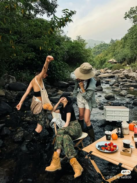 Camping Outfits Aesthetic, Hiking Pose, Camping Photoshoot, Travel Pose, Camping Aesthetic, 사진 촬영 포즈, Adventure Aesthetic, Adventure Outfit, Easy Camping