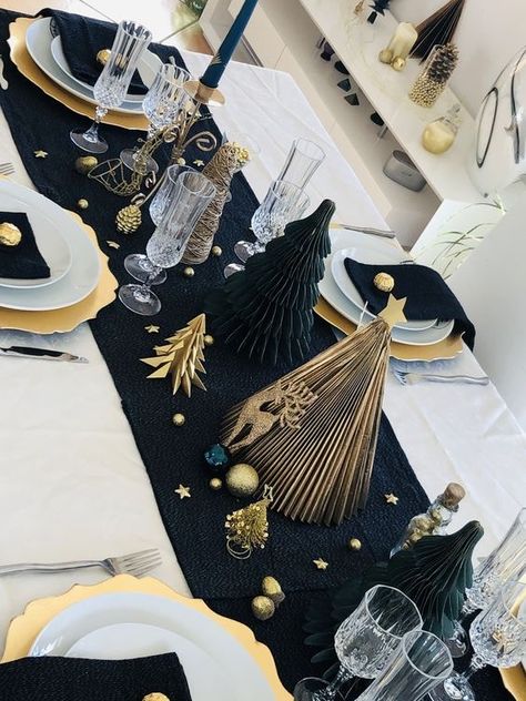 Christmas Table Decorations Black Gold, Christmas Table Settings Black And Gold, Black White And Gold Christmas Table, Table Nouvel An Decoration, Black And White Christmas Table Decor, Black Christmas Table Setting, Black And Gold Christmas Table, Black And White Christmas Table, Blue Christmas Table Decor