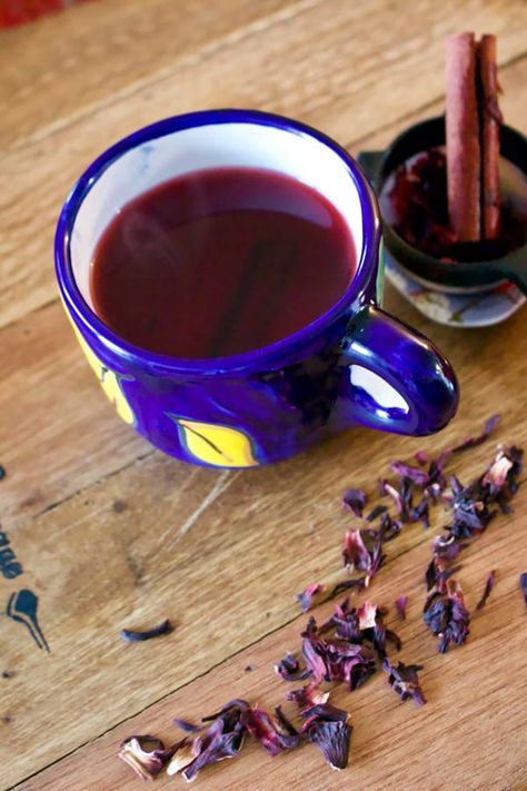 Hibiscus-Cinnamon Tea- Te De Jamaica Y Canela Jamaica Drink, Cinnamon Tea Benefits, Hibiscus Flower Tea, South American Recipes, Farmers Cheese, Cinnamon Tea, Tacos And Burritos, Cinnamon Recipes, Hispanic Food