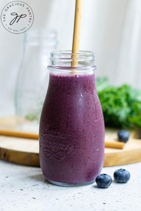 Kale Blueberry Smoothie Recipe Blueberry Mango Smoothie, Blueberry Kale Smoothie, Blueberry Avocado Smoothie, Blueberry Smoothie Recipe, Blueberry Banana Smoothie, Blueberry Smoothie, Ginger Smoothie, Smoothie Cup, Avocado Smoothie