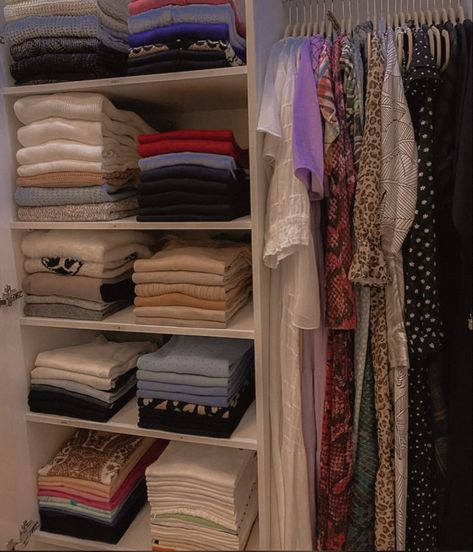 Cute Small Walk In Closet Ideas, Clothes Organization Wardrobe, Full Wardrobe Aesthetic, Clean Wardrobe Aesthetic, Closet Full Of Clothes Aesthetic, Closet Vision Board, Wardrobe Organisation Aesthetic, Full Closet Aesthetic, Closet Door Decor