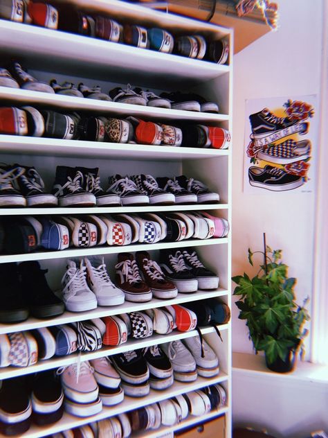 vans shoe collection Room Revamp, Future Bedroom, Room Goals, Pallet Ideas, Room Decorations, Room Decor Bedroom Teenage, Shoe Closet, Sneakers Outfit, Decorations Ideas