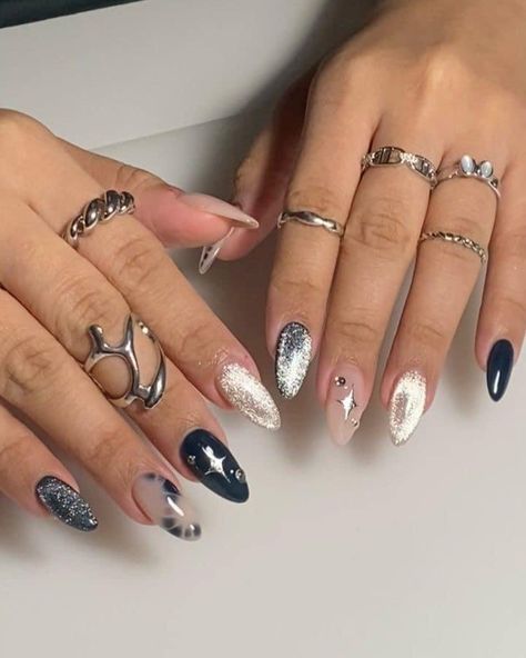 Nail Inspo Cat Eye, Blue Cat Eye Nails Design, Cat Eye And Chrome Nails, Silver Blue Nails, Nail Ideas Unique, Silver And Blue Nails, Cat Eye Nail Ideas, Silver Cat Eye Nails, Blue And Silver Nail Designs