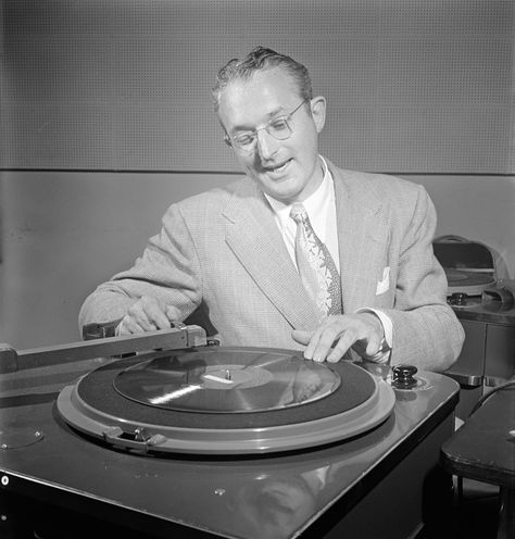 Tommy Dorsey - Wikipedia Tommy Dorsey, Lindy Hop, Cool Jazz, Disc Jockey, Jazz Musicians, Big Band, Library Of Congress, Vintage Posters, Vinyl Records