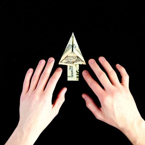 Folding money into shapes is easy and fun! Make this Christmas Money Tree with our step by step instructions. #paper-folding, #origami, #greeting-card, #Curbly-Original, #DIY, #christmas-tree, #gift, #Craft Oragami Christmas, Christmas Money Tree, Oragami Money, Fold A Dollar Bill, Fold Dollar Bill, Easy Money Origami, Money Origami Tutorial, Origami Easy Step By Step, Origami Christmas Tree