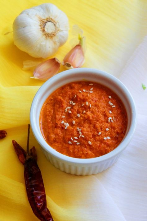 Red Chutney / Mysore Masala Dosa Chutney - Living Smart And Healthy Red Chutney Recipe, Chutney For Dosa, Mysore Masala Dosa, Dosa Chutney, Red Chutney, Masala Dosa Recipe, Medu Vada, Dried Red Chili Peppers, Cilantro Chutney