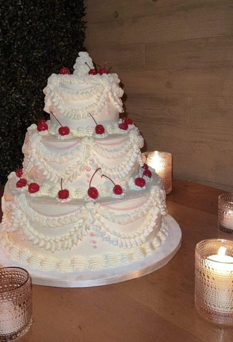 Hailey Bieber Wedding Cake, Rhode Birthday Cake, Hailey Bieber Birthday Cake, Big Bday Cake, Hailey Bieber Birthday, Rhode Birthday, Luxury Birthday Cake, Baddie Birthday Cake, Strawberry Wedding Cake